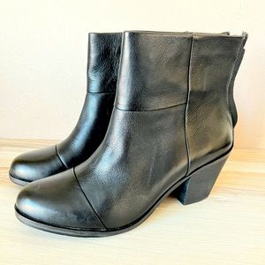 Black leather boots by Arturo Chiang 7.5